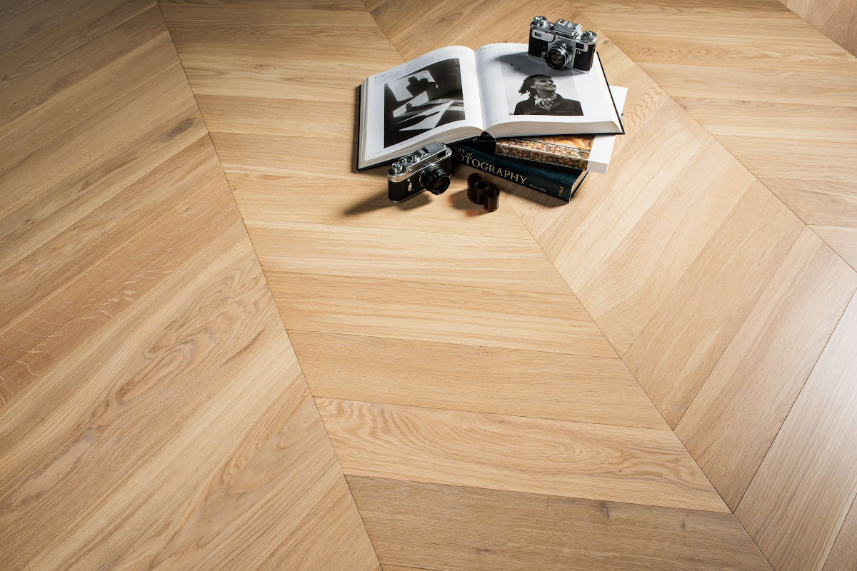 Bonnard Chevron Cedar. Плитка Clash line Oak RC В интерьере.